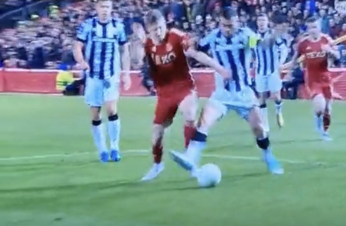 AtrociousRefs's tweet photo. 🚫 Zero contact with the ball

❌ No penalty

🤬 Aberdeen fans must be raging

#aberdeenfc #standfree @AberdeenFC

https://t.co/RP2FjvuUmG