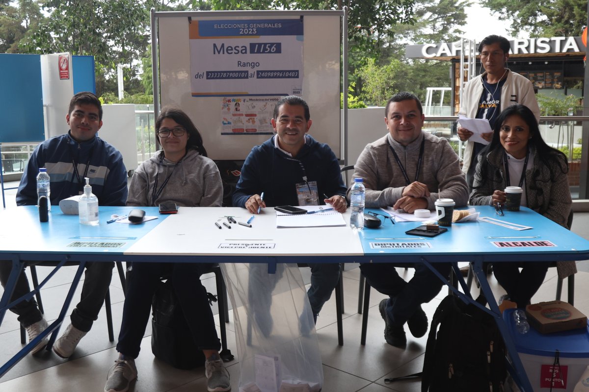 JEDCGuate's tweet photo. 📸Galería de la Segunda Vuelta en el Centro de Votación de la @uvggt. La labor de las Juntas Receptoras de Votos, voluntarios, personal de logística y administrativo permitió la atención de un 67.86% de ciudadanos empadronados para este centro.
#EleccionesGT2023 https://t.co/qTkKeWemv7