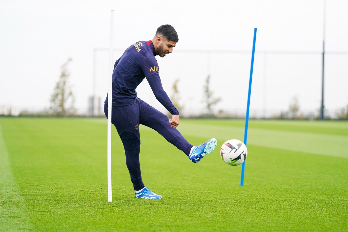 PSG_English's tweet photo. 🔙⚽️

Individual session for @marcoasensio10 at PSG Campus https://t.co/p6n1ZosElf