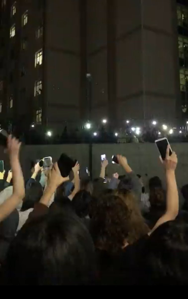 yurda geç kalmayın kovarız dediniz, berbat yemekleri bize layık gördünüz, parayı bi gün geç vereni yurttan attınız, 2 kişilik odaları 6-8 kişi yaptınız 1250 lira verip yarısını yurda ödettiniz en son ise içimizden bi can gitmesine sebep oldunuz, FSM Erkek ve Kız Yurdu ayakta!!