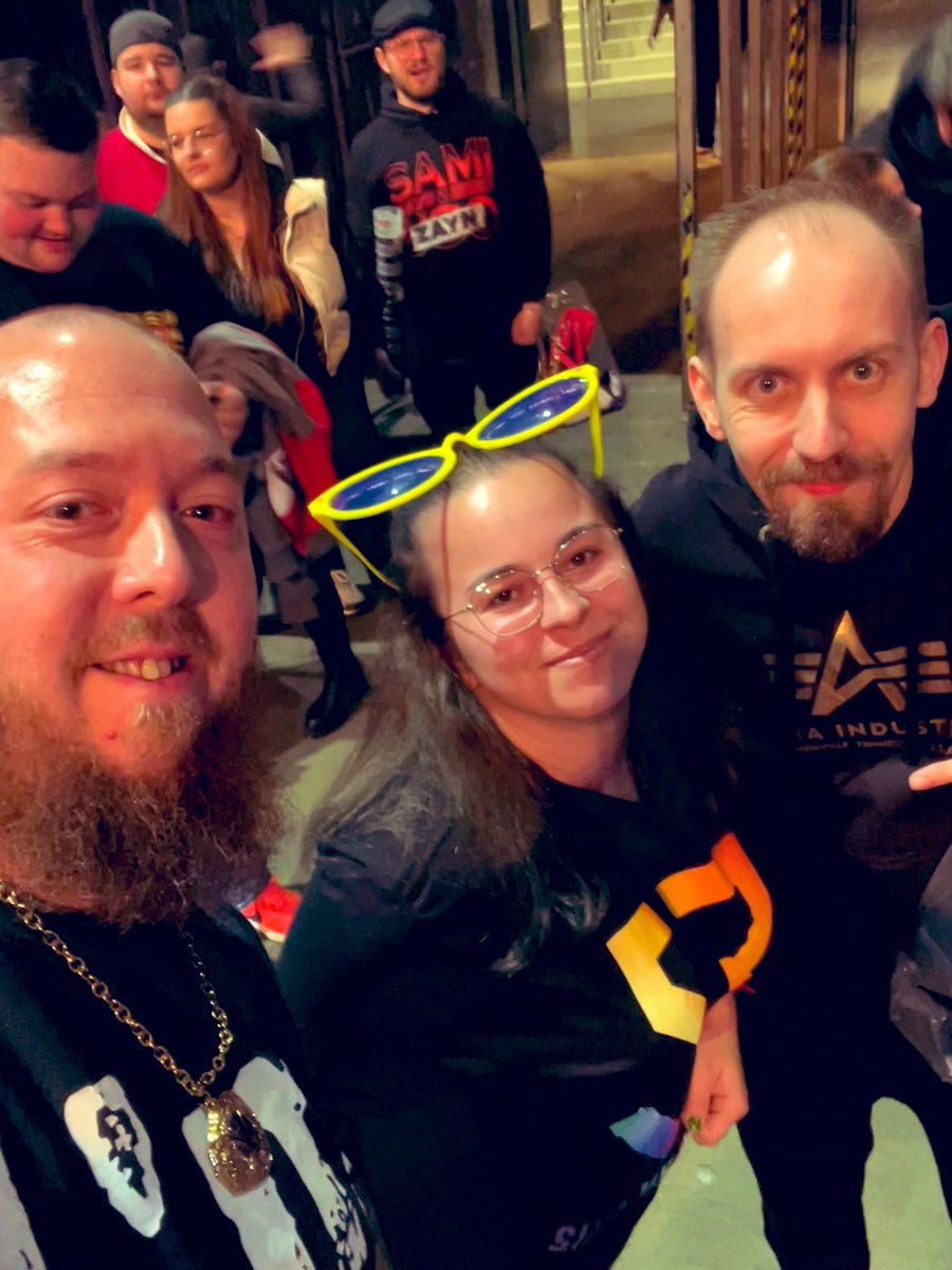 Becky_Seth_Fan's tweet photo. Hello ✌🏻😃 #WWECologne https://t.co/61AVTn0atl