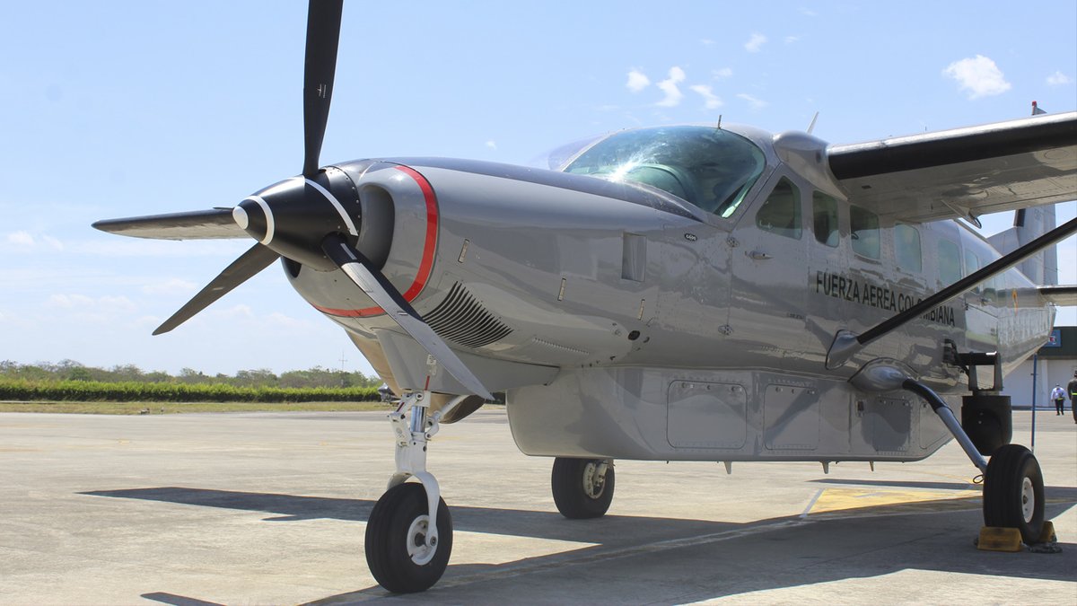 RevistaFAC's tweet photo. #TBT
En 1998, ingresaron a la @FuerzaAereaCol las tres primeras aeronaves #C208B Grand Caravan para el transporte de personal y carga. Entre 2002 y 2012 se adquirieron 14 aviones más configurados para misiones de inteligencia, reconocimiento y traslados/evacuaciones aeromédicas. https://t.co/lMWAAwxmeN