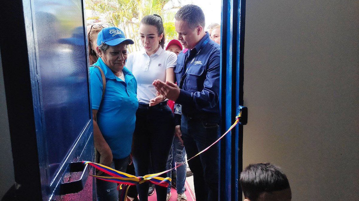 salaprensaCantv's tweet photo. #26Oct Cantv en conjunto con la alcaldía del municipio Córdoba y la Mesa Técnica de Telecomunicaciones puso en servicio el Centro de Comunicaciones Comunal La Quebradita, en Santa Ana, Edo. Táchira, el cual fue reinaugurado para beneficiar a más de 1.800 habitantes de la zona. https://t.co/qLiFNlb0AX
