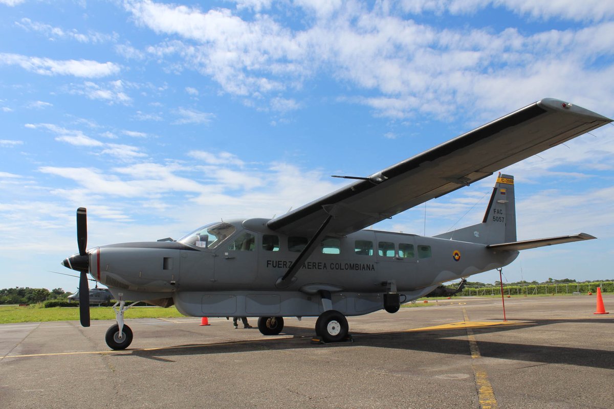 RevistaFAC's tweet photo. #TBT
En 1998, ingresaron a la @FuerzaAereaCol las tres primeras aeronaves #C208B Grand Caravan para el transporte de personal y carga. Entre 2002 y 2012 se adquirieron 14 aviones más configurados para misiones de inteligencia, reconocimiento y traslados/evacuaciones aeromédicas. https://t.co/lMWAAwxmeN