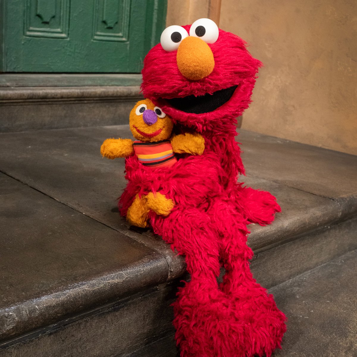 Here is a big hug from Elmo. Please share it with anybody that needs it and tell them that Elmo loves them! Thank you!❤️