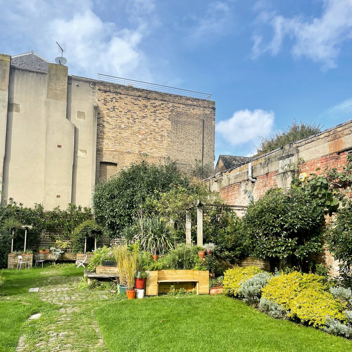 🌳 Everyone is welcome to come and sit in our green courtyard. Meet a friend, read a book or just relax. We’re open from 10am to around 4:30 ish and we’re open to all 😊🌿 #northkensington #communitygarden #RBKC #chill #getoutside