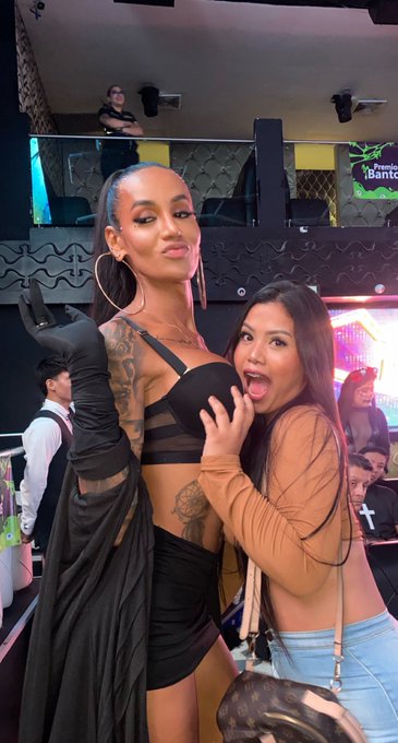 UPS 🤭 Aqu&iacute; con esta maravilla de mujer ✨ @laurasaenzXXX https://t.co/PCUBLta1ms<a class="tags" href="/tag/laurasaenzxxx">@laurasaenzxxx</a>