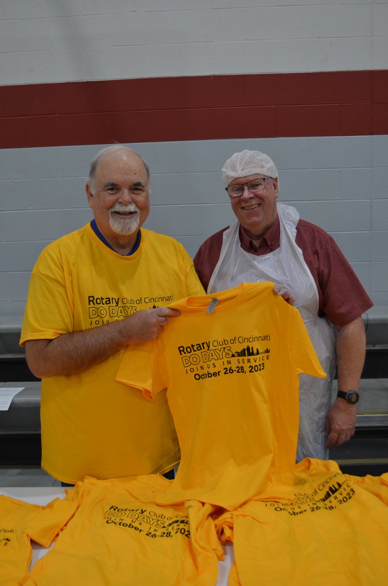 To kickoff Rotary Club Do Days, over 100 volunteers helped pack 12,000 nonperishable breakfast meals for our partner @uc_health's Food is Medicine program ⚫️ 🟠 ⚫️ 🟠