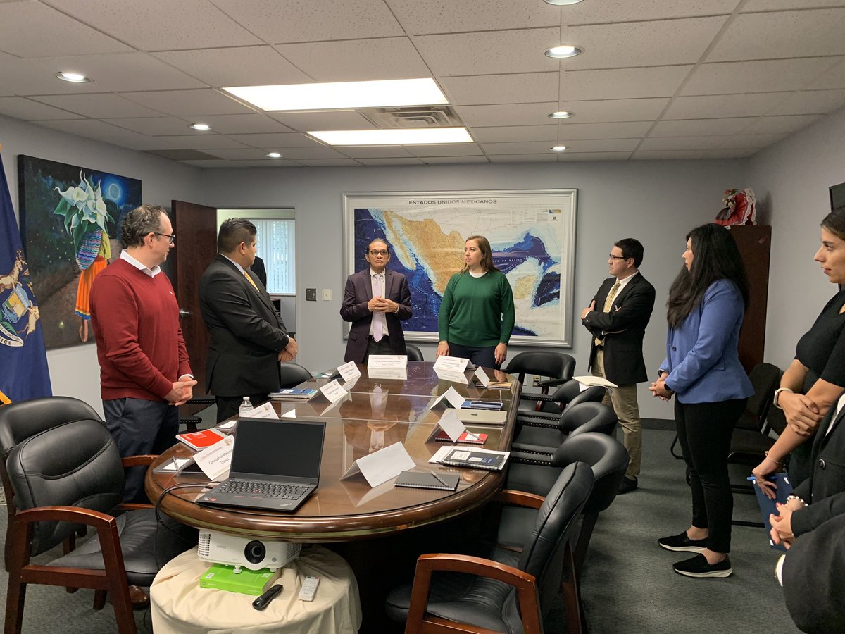 consulmexDET's tweet photo. Inicia la reunión de trabajo de Cónsules de Protección de la Zona Medio Oeste en Estados Unidos.
El director de protección para EUA, Luis Lara preside y acompaña el abogado de PALE Robert A. Ratliff en la primera sesión sobre centros de trabajo, política migratoria y DACA
@vcalva https://t.co/c27k7znrLw