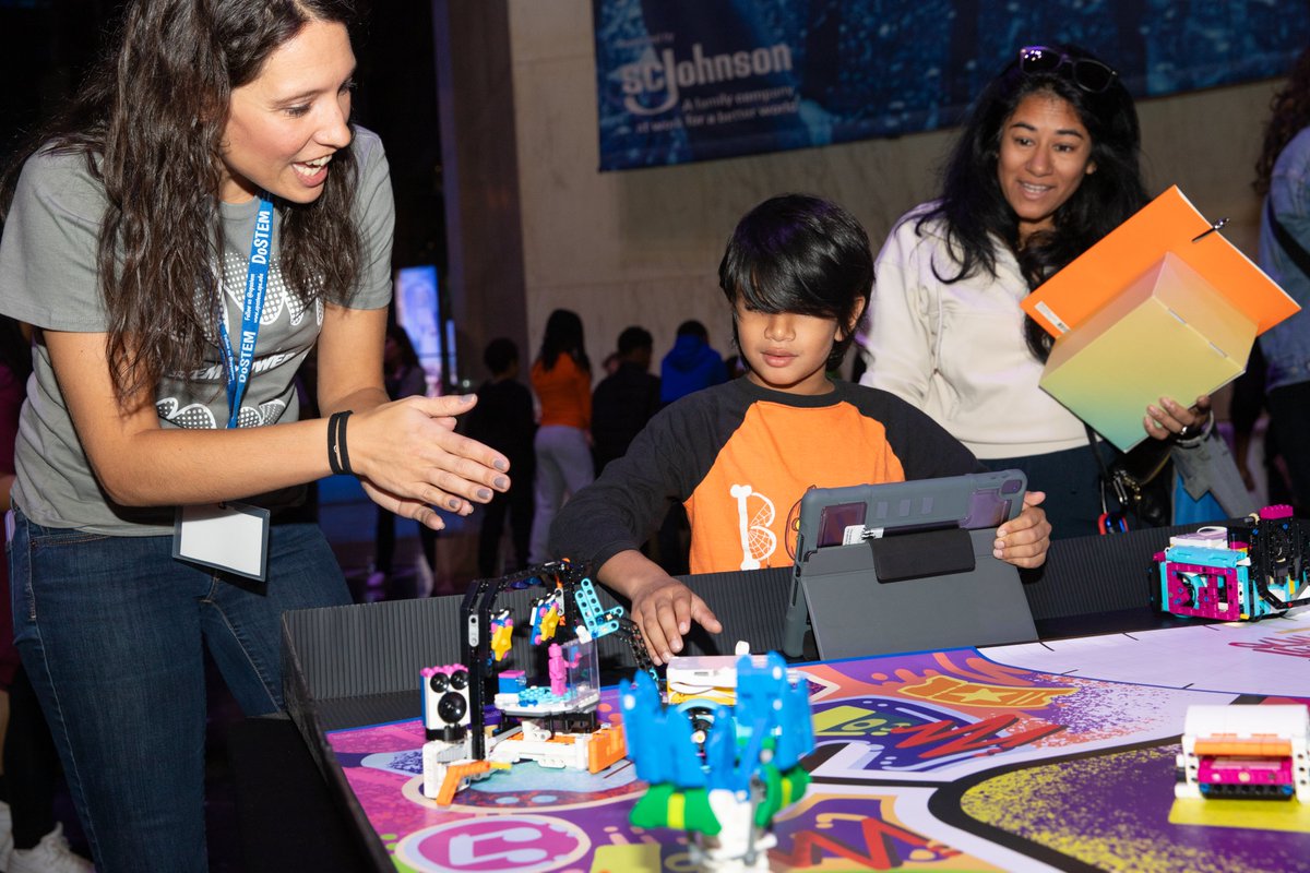 ChiPubSchools's tweet image. What a STEMtastic day! Hosted by @cpsSTEM, Reimagining STEM at @msichicago was a fun and interactive learning experience for the entire family.
 
Led by MSI, families discovered the thrill of STEM through 20 activity stations incorporating the District's math &amp;amp; science curriculum