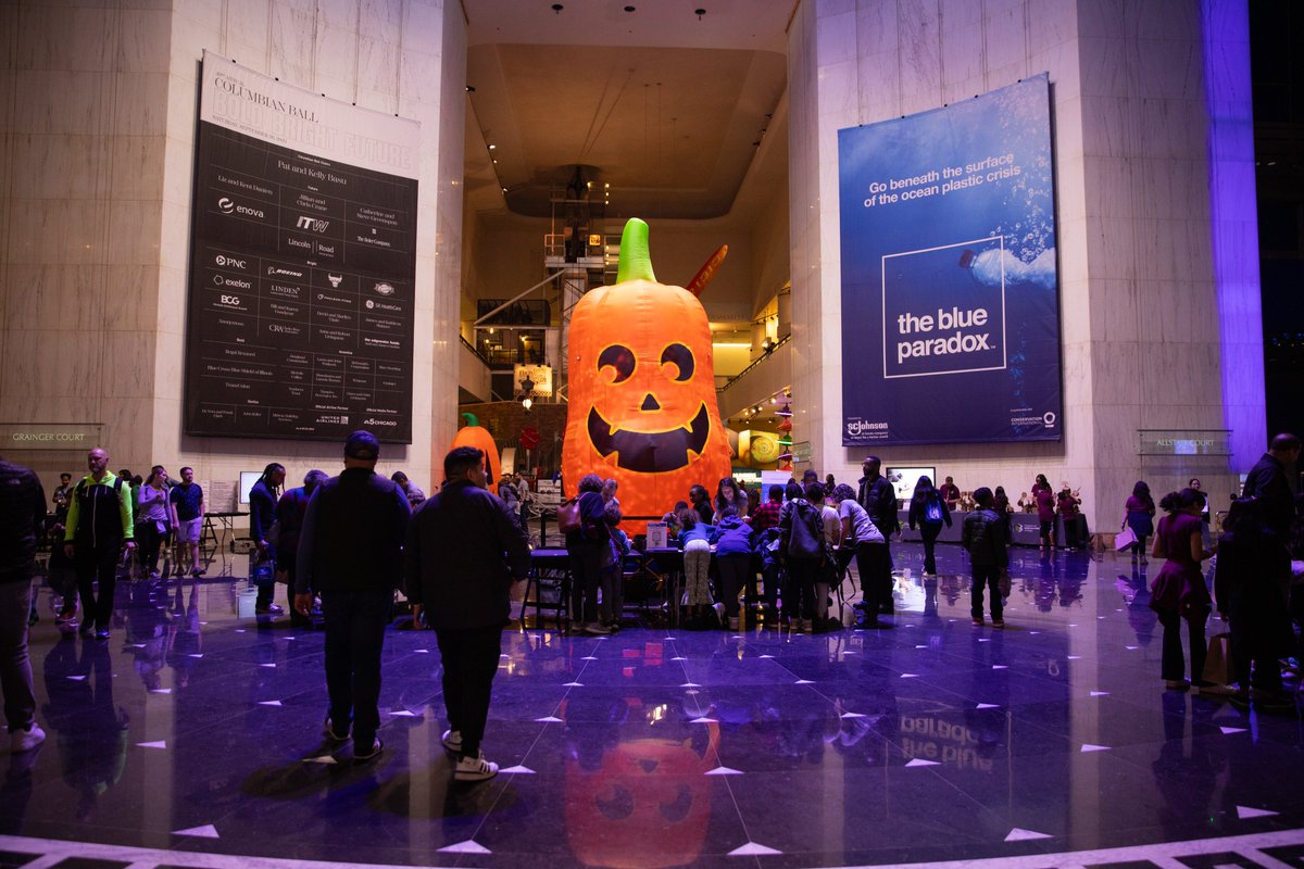 ChiPubSchools's tweet image. What a STEMtastic day! Hosted by @cpsSTEM, Reimagining STEM at @msichicago was a fun and interactive learning experience for the entire family.
 
Led by MSI, families discovered the thrill of STEM through 20 activity stations incorporating the District's math &amp;amp; science curriculum