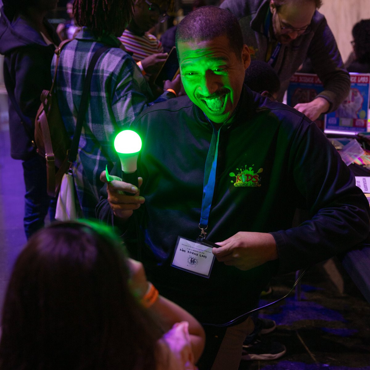 ChiPubSchools's tweet image. What a STEMtastic day! Hosted by @cpsSTEM, Reimagining STEM at @msichicago was a fun and interactive learning experience for the entire family.
 
Led by MSI, families discovered the thrill of STEM through 20 activity stations incorporating the District's math &amp;amp; science curriculum