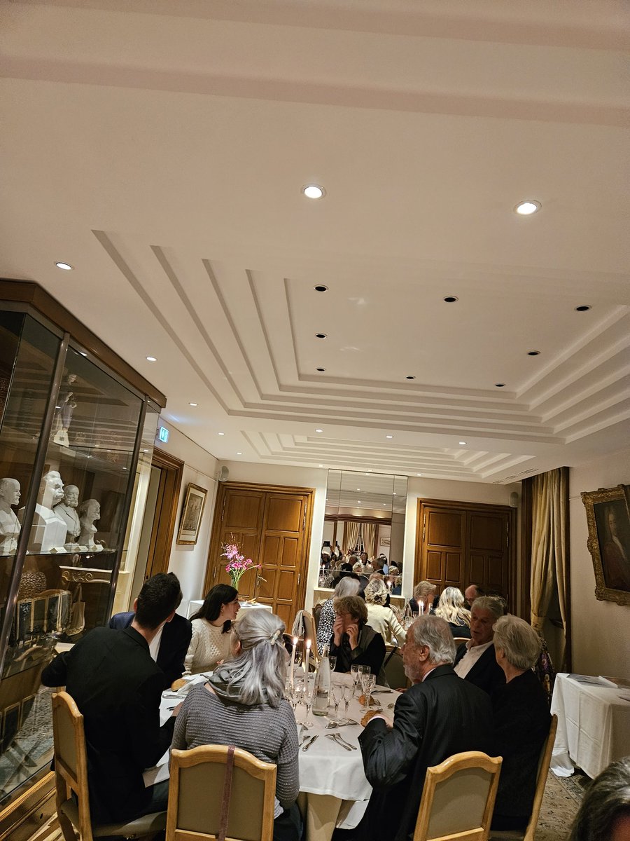 Dîner de clôture de la biennale du Palais Salon d'une grande convivialité à la maison <a href="/Avocats_Paris/">Avocats de Paris</a> avec <a href="/bdavidavocat/">Benoit David Avocat</a> dont le ticket de tombola fut gagnant ce qui augure du meilleur pour les 28 et 30 novembre 😉. Merci aux organisateurs et rv en 2025 pour la prochaine biennale.