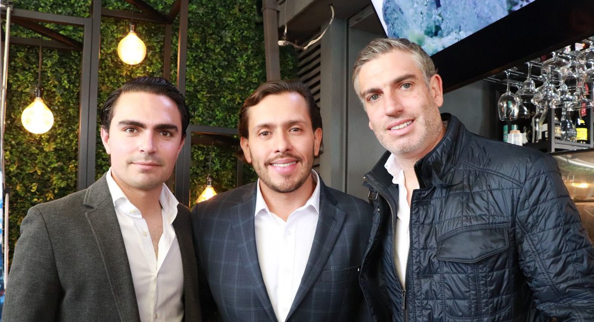 Un gusto acompañar a mi amigo <a href="/marioriestra/">Mario Riestra Piña</a> presentando una vez más “Leyendas Enfranjadas”, junto a mis brother’s <a href="/JoVillalpando/">Jorge Villalpando</a> 🎽⚽️ y <a href="/miguelin89/">Migue Iñigo</a>. 

Sin duda, una recopilación extraordinaria de historias y vivencias del <a href="/ClubPueblaMX/">Club Puebla🎽</a>. 🤜🏻🤛🏻

Gracias a todas y a todos. 📖