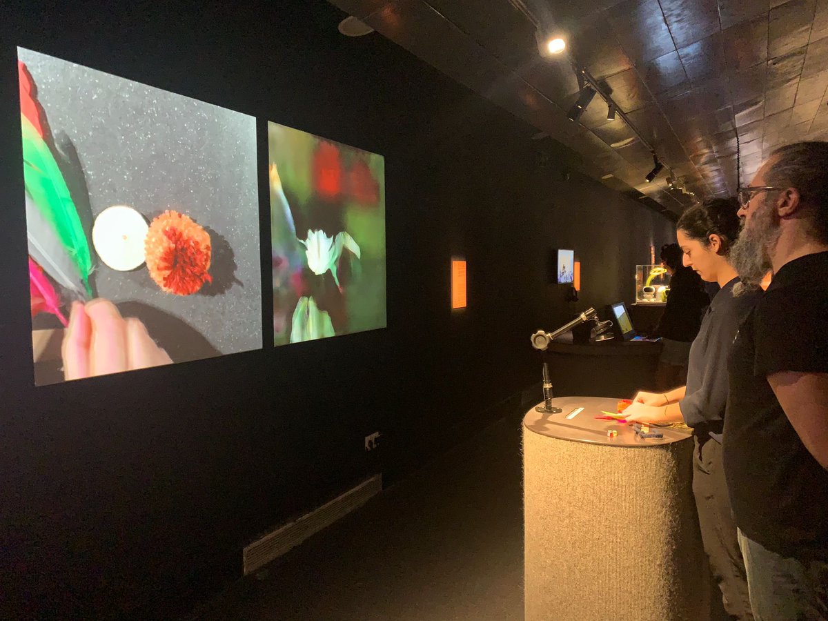 Jugant amb la #IA a l'exposició #IAcccb, d'afterwork amb <a href="/marinvizate/">MARINVA</a> i amb el <a href="/DavidTugues/">David Tugués</a> de públic 🙌🏼 (gràcies, <a href="/MonLiria/">MonLiria - versió beta</a>, per la foto ♥️)