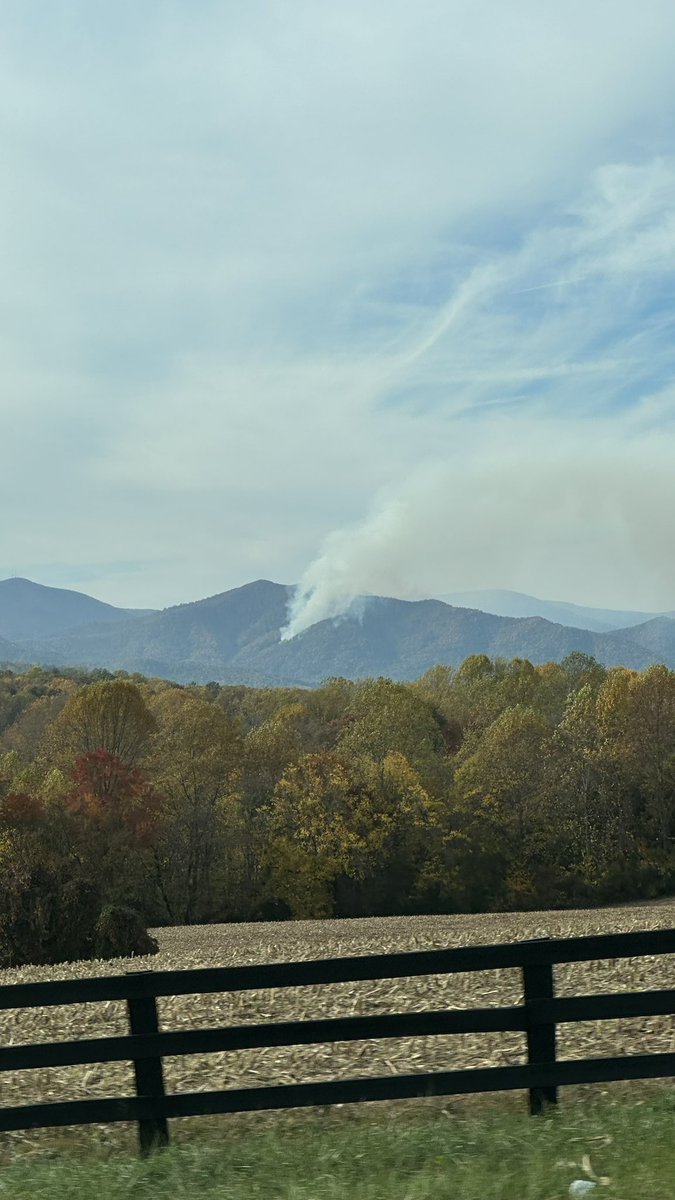 CoolBeanzYT's tweet photo. Forest fire near Shenandoah National Park in Madison, VA. https://t.co/fpqX92z1Ya