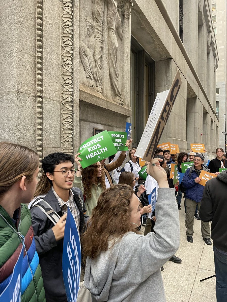 pcrchi's tweet image. One week ago today we were outside of City Hall calling for Chicago City Council to invest in #CleanHeat. The time to pass a Clean Buildings Ordinance is now!