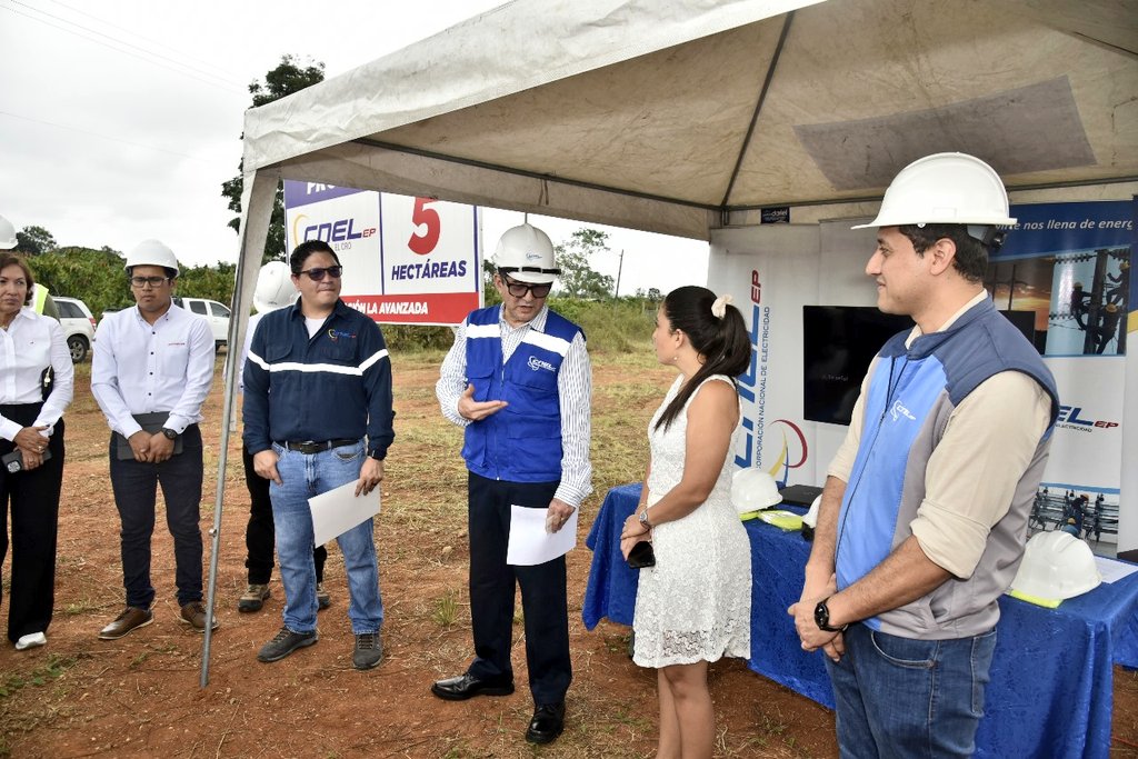 GoberElOro's tweet image. La gobernadora @mercedesserrano acompañó al gerente general de @CNEL_EP @mgsmarcelosuare en el acto de inicio de la construcción de la subestación La Avanzada 2 en #SantaRosa, a concluirse en el 2025. Representantes de @CECOR_1 participaron del evento.

#NuestroTrabajoContinúa