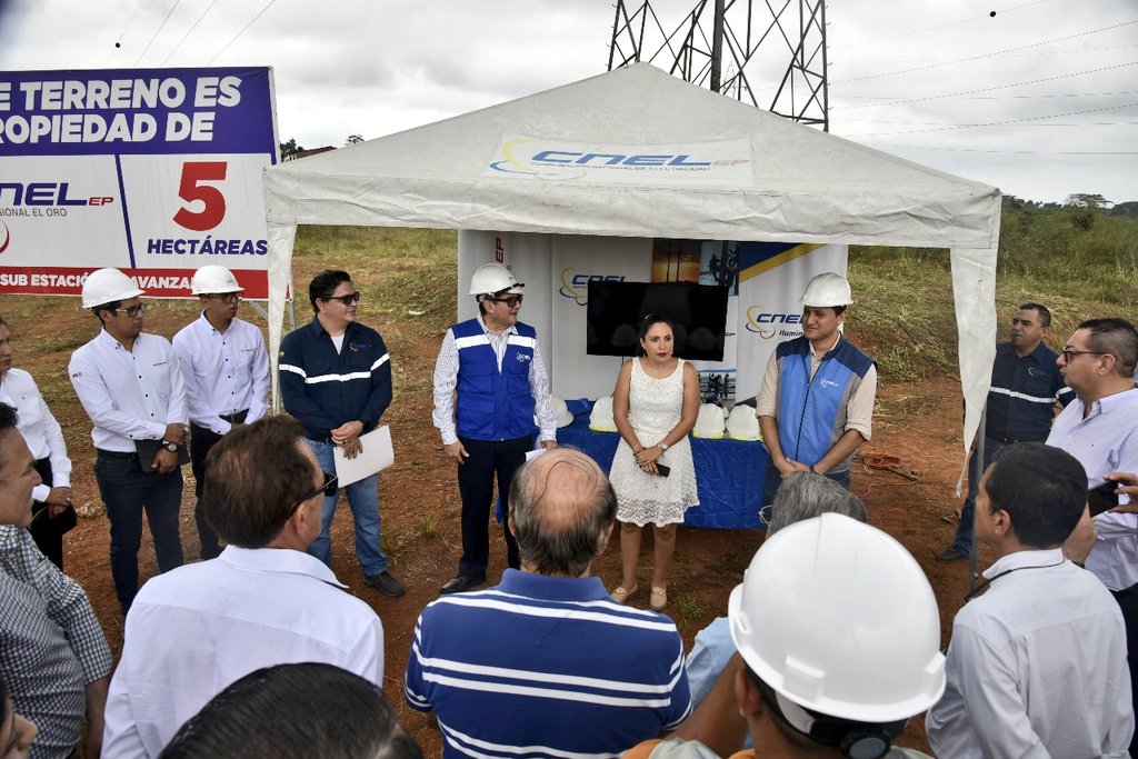 GoberElOro's tweet image. La gobernadora @mercedesserrano acompañó al gerente general de @CNEL_EP @mgsmarcelosuare en el acto de inicio de la construcción de la subestación La Avanzada 2 en #SantaRosa, a concluirse en el 2025. Representantes de @CECOR_1 participaron del evento.

#NuestroTrabajoContinúa