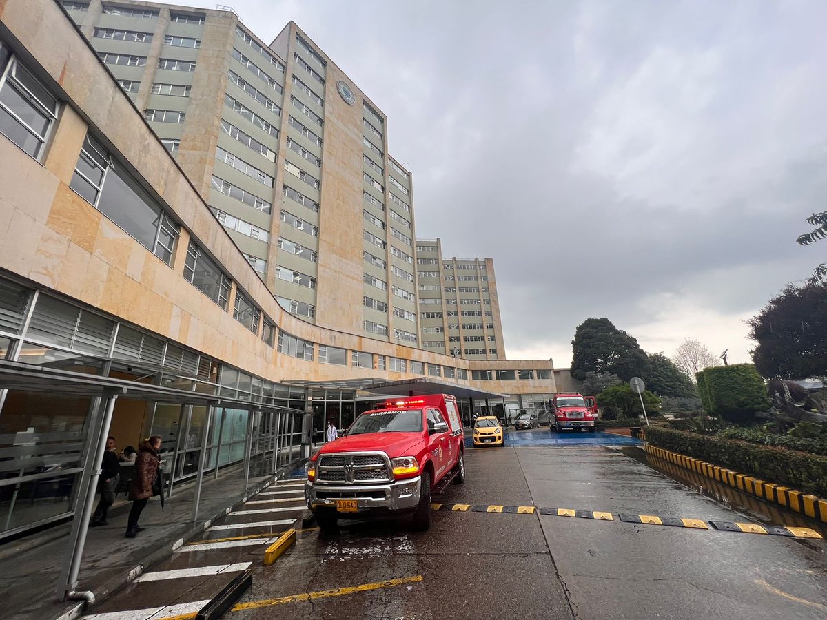 BomberosBogota's tweet photo. Nuestros bomberos de la estación Chapinero, con apoyo del Equipo de Materiales Peligrosos, realizaron un acompañamiento al Hospital Militar Central, en un simulacro por sismo, producto del cual se da la liberación de una sustancia de origen biológico. https://t.co/IwfJmU7R6K
