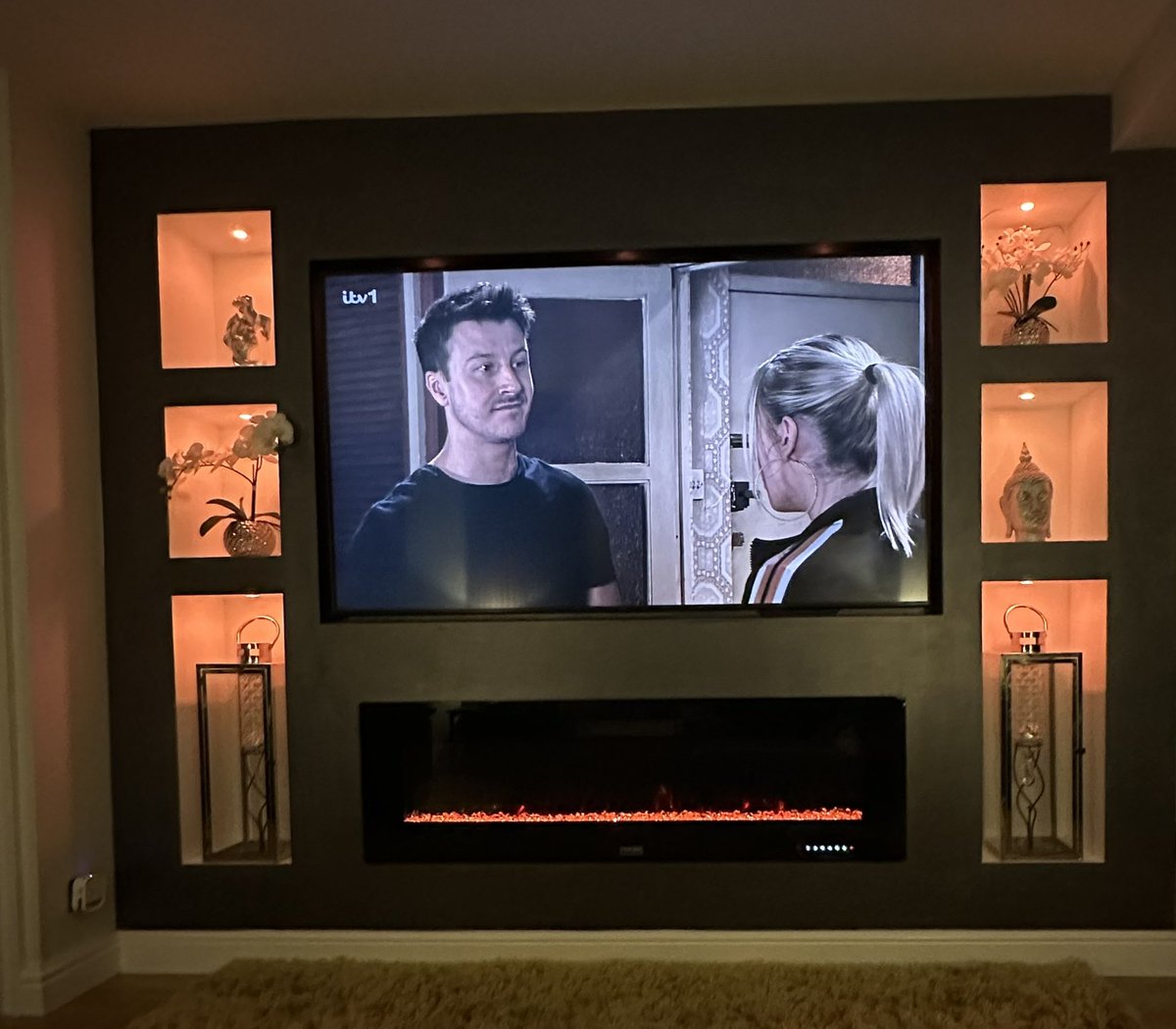 martibick2000's tweet photo. @NoContextHumans Watching Corrie 😂😂 https://t.co/NdqvwG990u