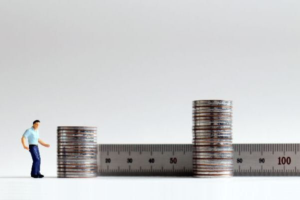 Get ready to say “keep the change”. Why? Because the minimum wage for anyone that is a federal contractor is going up a dollar, from $16.20 to $17.20 starting January 1, 2024. Can you say one dollar holla?! We hear more about this from <a href="/SchwabeLaw/">Schwabe</a> : bit.ly/46EMnfS