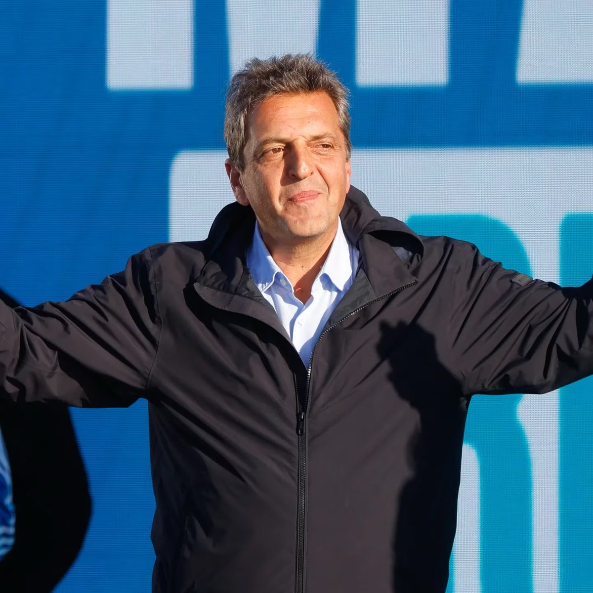 Los insumos que faltan en los hospitales, la nafta que no hay en los surtidores, los repuestos que no se consiguen, los dólares que no se pueden ahorrar, las coimas que exigen para importar: lo que todos tienen en común es que son obra de este señor. Expulsarlo es lo correcto.