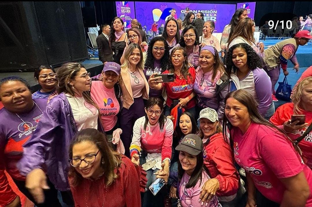 Este 25 de Octubre el Movimiento de Educadores De Aragua asistió al Gran Lanzamiento de la Misión Venezuela Mujer, acto liderado por nuestro presidente <a href="/NicolasMaduro/">Nicolás Maduro</a> 
¡Vivan Las Mujeres de la Patria! 
#DefiendeTuEsequibo 
<a href="/dcabellor/">Diosdado Cabello R</a> 
<a href="/PartidoPSUV/">PSUV</a> 
<a href="/MinMujerVe/">Min. del PP para la Mujer y la Igualdad de Género</a>