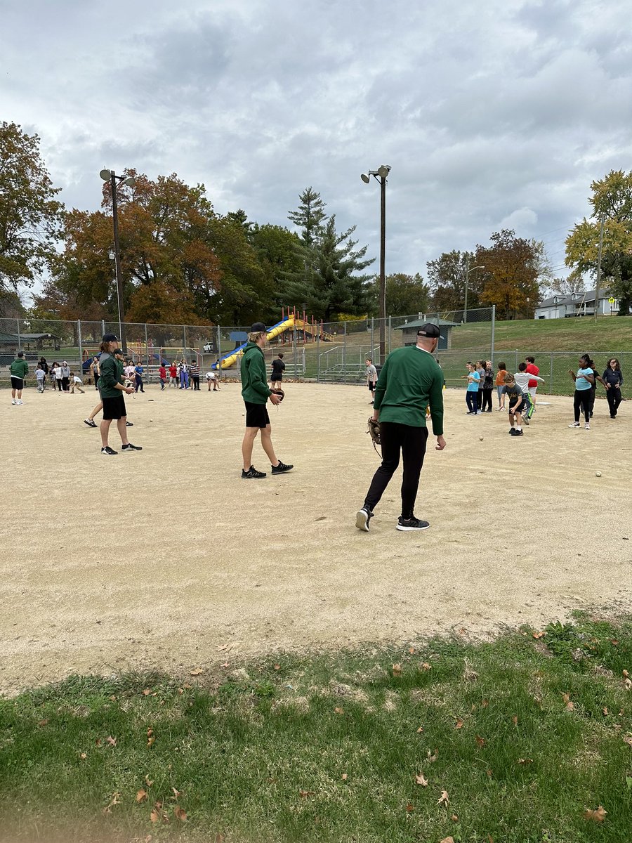 wwuowlsBSB's tweet photo. Our guys had the opportunity to hang out with Bush Elementary today for their Good Behavior Incentive program! Thank you for having us out! #TraditionOfExcellence https://t.co/ySKGMU9p6l