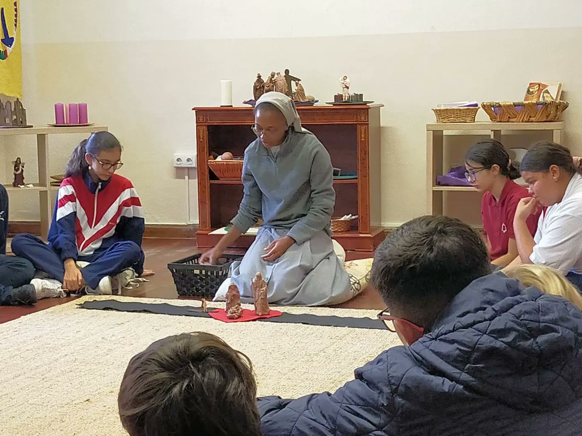 Comenzamos las Jornadas de Reflexión de este año disfrutando de una historia especial de #GodlyPlay: la historia de nuestra congregación, la historia de los 150 años de Nazaret en los corazones del mundo.
.
.
#150Años #OptimismoUrgente #JornadasDeReflexión2023 #ColeInnovadores