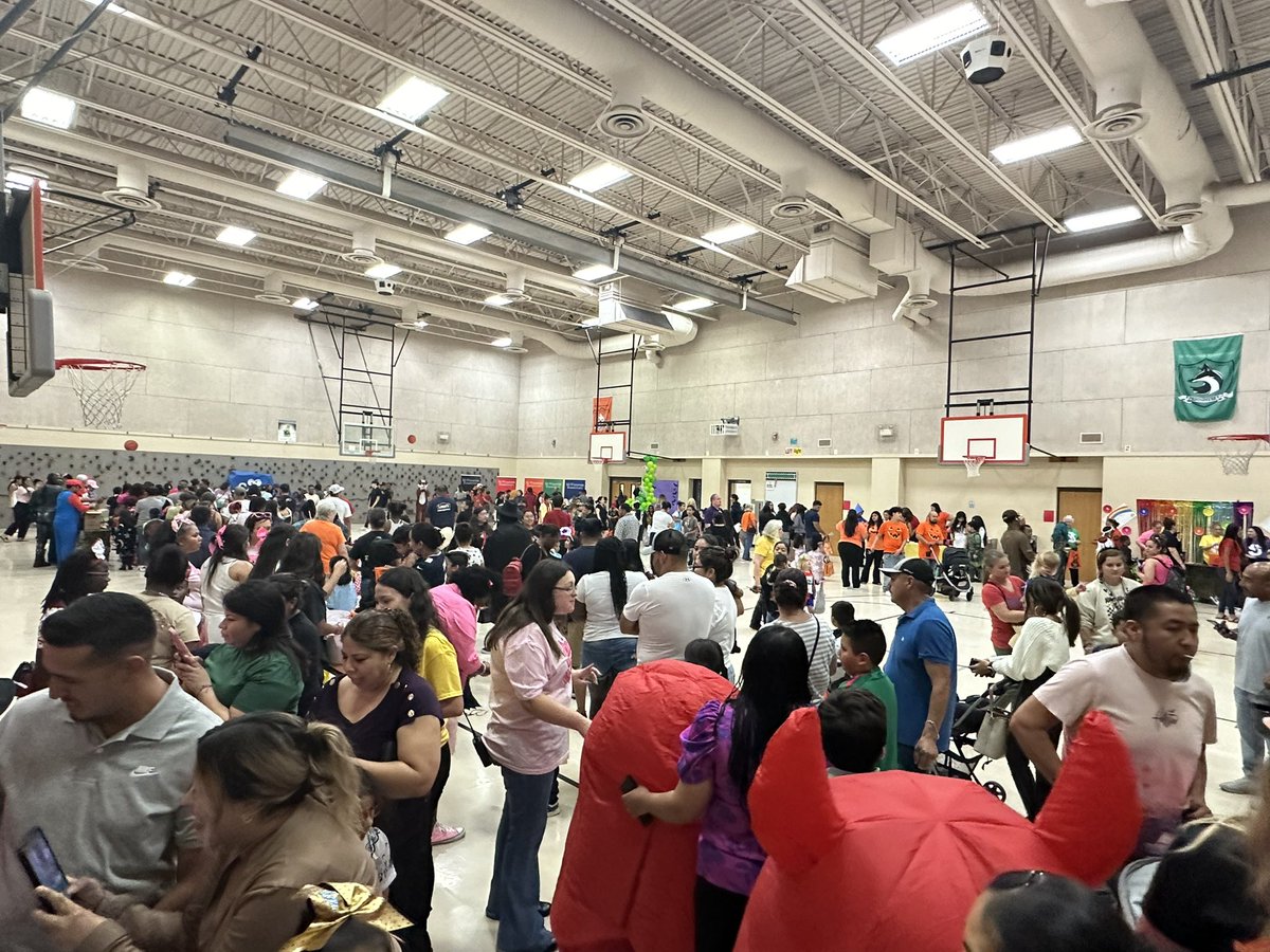 CgossM's tweet photo. Three schools one night!! Carnival hopping is so much fun. Mesquite ISD students brought their A game in creativity and service!! #Our52 #EDLDChronicles #FeederPride https://t.co/c0c3giehgX