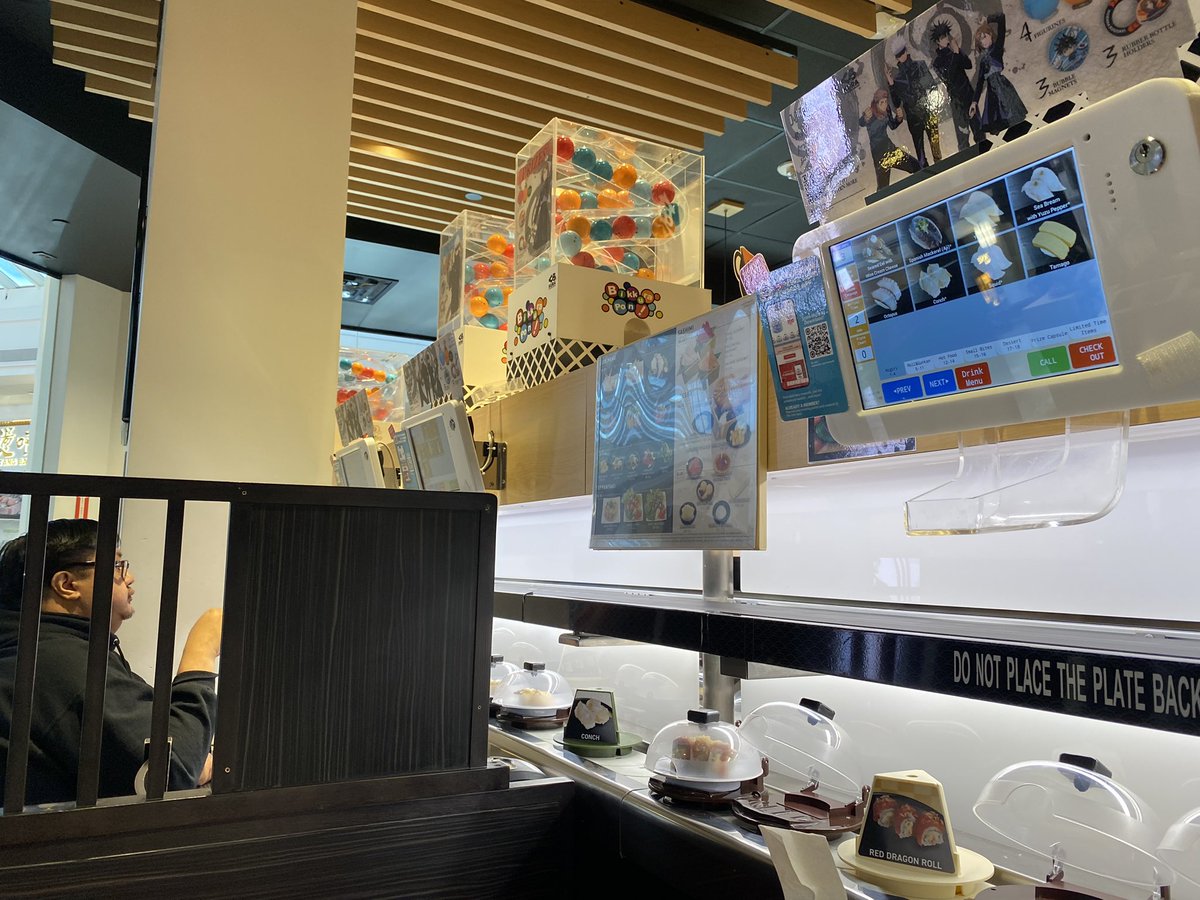 emi___xyz's tweet photo. サンフランシスコのくら寿司で7皿分とお味噌を注文したところ$40(6,000円)だった。日本だったら1500円ぐらい!? https://t.co/wTjB6GEk08