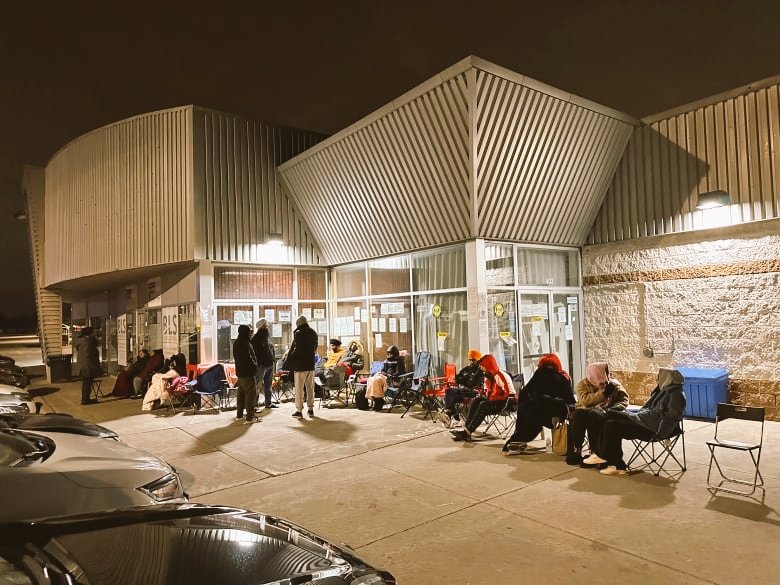 MrtipalD40236's tweet photo. NRI Indians waiting for the 'pravasi bhartiya diwas' to start.
See the excitement people lined up night before in freezing weather to attend the celebration event. Thanks to  @DrSJaishankar @narendramodi @MEAIndia @ZeeNews @aajtak #RestoreEvisa https://t.co/iLbl8SEniP