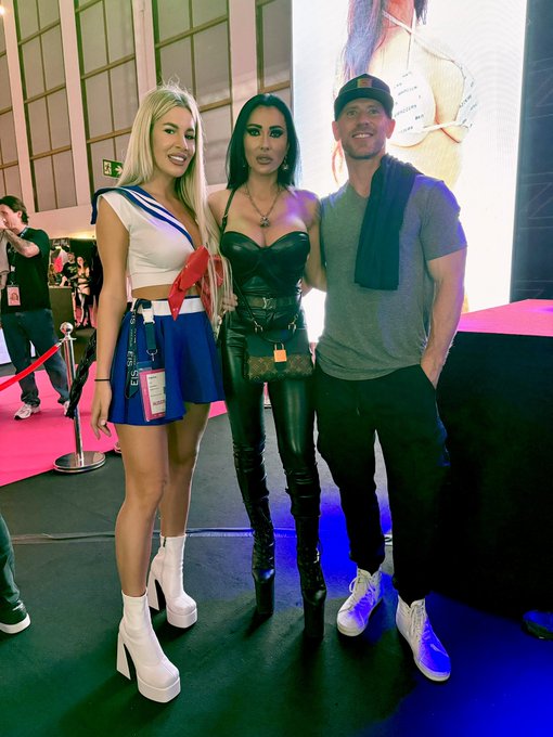 With @EmaKarter &amp; @JohnnySins at @venusberlinoff https://t.co/YVtzqikHnf<a class="tags" href="/tag/emakarter">@emakarter</a><a class="tags" href="/tag/johnnysins">@johnnysins</a><a class="tags" target="_blank" title="On Twitter" href="/?out=eyJ0eXAiOiJKV1QiLCJhbGciOiJIUzUxMiJ9.eyJpYXQiOjE3MTk4NDQ4MDgsImlzcyI6InR3cG9ybnN0YXJzLmNvbSIsIm5iZiI6MTcxOTg0NDgwOCwiZXhwIjoxNzUxMzgwODA4LCJyZWRpcmVjdF91cmwiOiJodHRwczovL3R3aXR0ZXIuY29tL3ZlbnVzYmVybGlub2ZmIn0.VeGIjBh4uBstJHZcTfsnlseRXdvQRYaT9xKZRr9qlf_qCM5TC7UBv03lyQ9nO__7kd9wIJKMUt2ufxLYLtQMsA">@venusberlinoff</a>