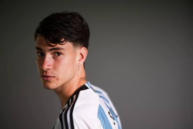 🇮🇹 ✖️
🇦🇷 ✔️

I'm an Italy fans, and it will be really, really nice to see another ArgenJuve in GliAzzurri.. still, it seems that Soule (imho) is more matching with Argentina... He looks perfect with that jersey.
Give him a spot, @Argentina.