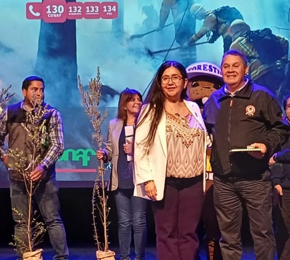 conaf_minagri's tweet photo. 📍LA ARAUCANÍA 

✔️Cerca de 160 personas participaron en el seminario "Coordinación público privado de acciones de prevención de incendios", realizado hoy.

Actividad fue organizada por CONAF y encabezada por directora @conaf_araucania María Teresa Huentequeo. https://t.co/IYnnK8kG5d