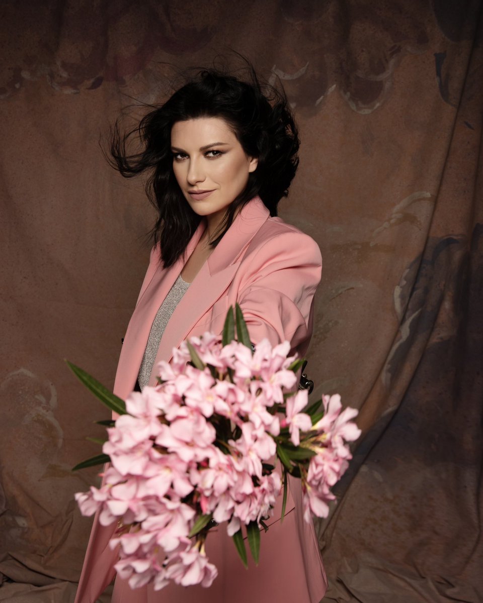 LauraPausini's tweet photo. Condividiamo le stesse strade ma siamo tutte anime con idee sogni e desideri diversi. 
Perché non siamo capaci di amarci? 
Ho voluto raccontare 16 storie (18 nella versione deluxe) di 16 persone reali che vivono vite parallele e che provano a rispettarsi e a non odiarsi. 
Il mondo che vorrei. (CIT)
Quello dove mi sveglio ogni mattina e non sento parlare di guerra, bullismo, violenza. Quello dove osservo dall’alto persone che vivono in pace la propria vita sulle strade del mondo. 

ANIME PARALLELE é vostro.
Trattatelo come un fiore.
•
Compartimos los mismos caminos, pero todos somos almas con ideas, sueños y deseos diferentes.
¿Por qué somos incapaces de amarnos?
Quería contar 16 historias (18 en la versión deluxe) de 16 personas reales que viven vidas paralelas e intentan respetarse y no odiarse.
El mundo que soñé. (CIT)
Aquel en el que me despierto cada mañana y no oigo hablar de guerra, acoso o violencia. Aquel en el que observo desde arriba a personas que viven sus vidas en paz en las calles del mundo.

ALMAS PARALELAS es vuestro.
Tratadlo como a una flor.
•
We share the same paths but we are all souls with different ideas dreams and desires. 
Why are we unable to love each other? 
I wanted to tell 16 stories (18 in the deluxe version) of 16 real people living parallel lives and trying to respect and not hate each other. 
The world I would like to live in. (CIT)
The one where I wake up every morning and don't hear about war, bullying, violence. The one where I observe from above people living their lives in peace on the streets of the world. 

ANIME PARALLELE / ALMAS PARALELAS is yours.
Treat it like a flower.
•
Compartilhamos os mesmos caminhos, mas somos todos almas com ideias, sonhos e desejos diferentes.
Por que somos incapazes de nos amar?
Queria contar 16 histórias (18 na versão deluxe) de 16 pessoas reais que vivem vidas paralelas e tentam se respeitar e não se odiar.
O mundo que eu gostaria. (CIT)
Aquele em que acordo todas as manhãs e não ouço falar de guerra, assédio ou violência. Aquele em que observo de cima pessoas que vivem suas vidas em paz nas ruas do mundo.

ANIME PARALLELE é de vocês.
Tratem-o como uma flor.
•
Nous partageons les mêmes chemins mais nous sommes tous des âmes avec des idées, des rêves et des désirs différents. 
Pourquoi sommes-nous incapables de nous aimer? 
Je voulais raconter 16 histoires (18 dans la version deluxe) de 16 personnes réelles qui vivent des vies parallèles et qui essaient de se respecter et de ne pas se détester.
Le monde que je voudrais. (CIT)
Celui où je me réveille chaque matin sans entendre parler de guerre, d'intimidation, de violence. Celui où j’observe d’en haut des gens qui vivent en paix leur propre vie dans les rues du monde. 

ANIME PARALLELE est à vous. Traitez-le comme une fleur.

HERE: https://t.co/6sHvtH0Ny4

#AnimeParallele
#AlmasParalelas