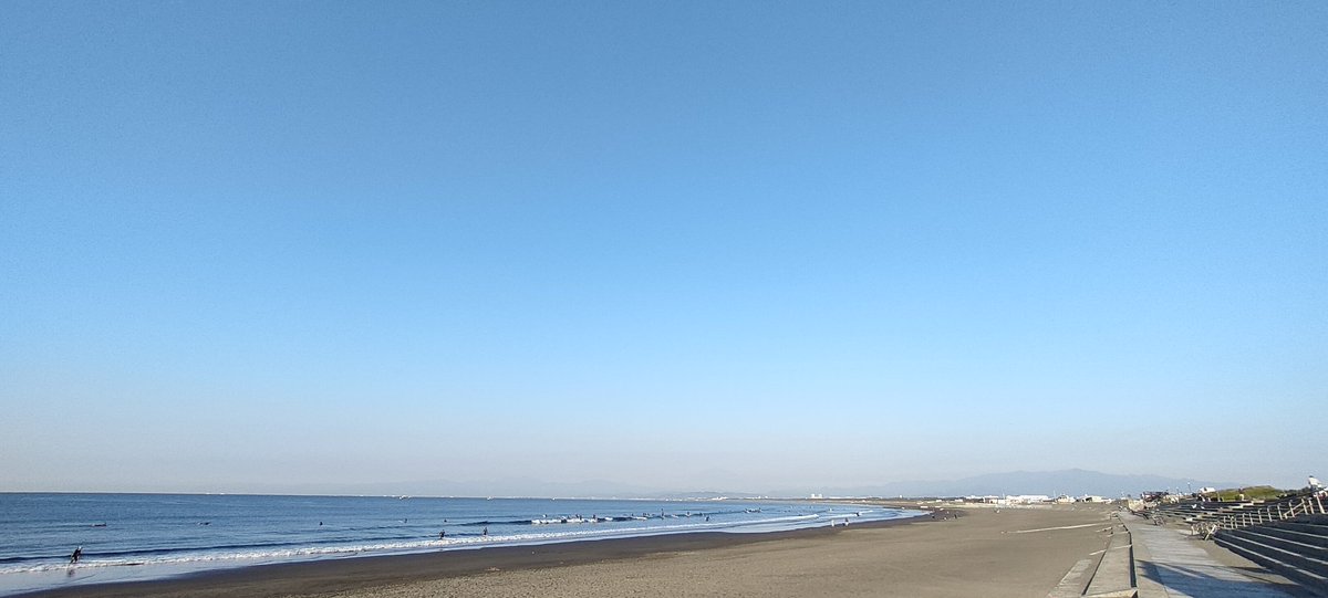 champ252525's tweet photo. ウユニ湖ほどじゃないけど江ノ島のシーキャンドルが波打ち際に反射して映っている
今日はBLUEHEAVENを聴きながら海岸散歩して都内まで出勤🚃
#湘南 #サザンオールスターズ #気持ちいい朝 
#通勤 https://t.co/wcf6A1Ls4l