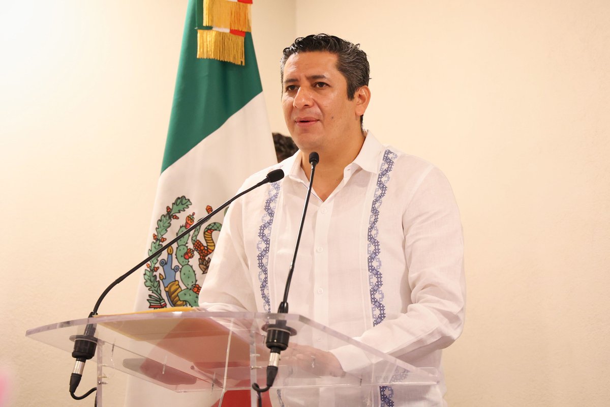 FISCALIA_GobOax's tweet photo. Inaugura Fiscal de Oaxaca, Bernardo Rodríguez Alamilla Congreso Nacional de Unidades de Inteligencia Antilavado de Dinero

Oaxaca de Juárez, Oax., a 26 de octubre de 2023.- Al inaugurar el Congreso Nacional de Unidades de Inteligencia Patrimonial y Económica / Unidades de Inteligencia Financiera (Uipes / Uifs) y Unidades AntiLavado de Dinero, el Fiscal General del Estado de Oaxaca, Bernardo Rodríguez Alamilla afirmó que, el  lavado de dinero representa uno de los retos más grandes para los Estados del mundo, pues además del blanqueamiento de grandes cantidades de recursos procedentes de actividades ilícitas, el uso de los mismos en acciones ilegales es un hecho que daña profundamente sociedades enteras.

Acompañado por el director del  Programa de Justicia del  Departamento de Antinarcóticos y Aplicación de la Ley (INL por sus siglas en inglés) de la Embajada de Estados Unidos, Amit Mathur;  el coordinador de la Sección de Lavado de Dinero de ILN, Luis Sierra; la Oficial de Programa de INL en Washington, Marcela Lievano; el presidente del Comité Nacional de Unidades de Inteligencia Antilavado de Dinero, Neri Toshiro León Sauza y el titular de la Unidad de Inteligencia Patrimonial y Económica del Estado de Oaxaca, Jaime Marcial Cruz; el Fiscal General sostuvo que este encuentro es una oportunidad para conjuntar esfuerzos para combatir el delito de lavado de dinero tanto a nivel local, como nacional e internacional.

Ante los 26 representantes de las unidades que integran el Comité Nacional de Unidades de Inteligencia Antilavado de Dinero, destacó que este delito requiere la construcción de estrategias en forma conjunta, por ello, actividades como esta son una oportunidad para la actualización y homologación de los estándares aplicables a los distintos sujetos obligados al régimen de prevención y combate al lavado de dinero.

El titular de la Fiscalía General del Estado de Oaxaca añadió que la colaboración interinstitucional se concretará con la firma del convenio de colaboración que tiene por objetivo el intercambio de información, así como el compartir estrategias que permitan detectar la problemática, pues el dinero es el oxígeno que mantiene con vida a las organizaciones delictivas en el mundo entero.

Por su parte, el director del Programa de Justicia del Departamento de Antinarcóticos y Aplicación de la Ley (INL por sus siglas en inglés) de la Embajada de Estados Unidos, Amit Mathur dijo que se requieren estrategias integrales para combatir la capacidad de las organizaciones delictivas para lavar dinero.

Ante lo cual, destacó, se debe trabajar en conjunto para identificar los retos y las oportunidades que se tienen para eliminar este delito, además, reconoció el trabajo y esfuerzo conjunto que se refleja en este Congreso.

Mientras que, el presidente del Comité Nacional de Unidades de Inteligencia Antilavado de Dinero, Neri Toshiro León manifestó que este encuentro es un espacio que va encaminado a fortalecer las colaboraciones interinstitucionales, además que se compartirán buenas prácticas que permitan que cada una de las unidades pueda fortalecerse en el combate de esta actividad delictiva, pues los esfuerzos locales en el combate al lavado de dinero son claves.

Mientras que, el titular de la Unidad de Inteligencia Patrimonial y Económica del Estado de Oaxaca Jaime Marcial Cruz resaltó que el intercambio de experiencias entre las diferentes unidades del país fortalece las estrategias de combate al lavado de dinero.

La Fiscalía General del Estado de Oaxaca establece lazos de colaboración con diversas instituciones del país e internacionales, con el objetivo de fortalecer su proceso de reingeniería institucional que permita ofrecer a la sociedad mejores procesos de justicia.