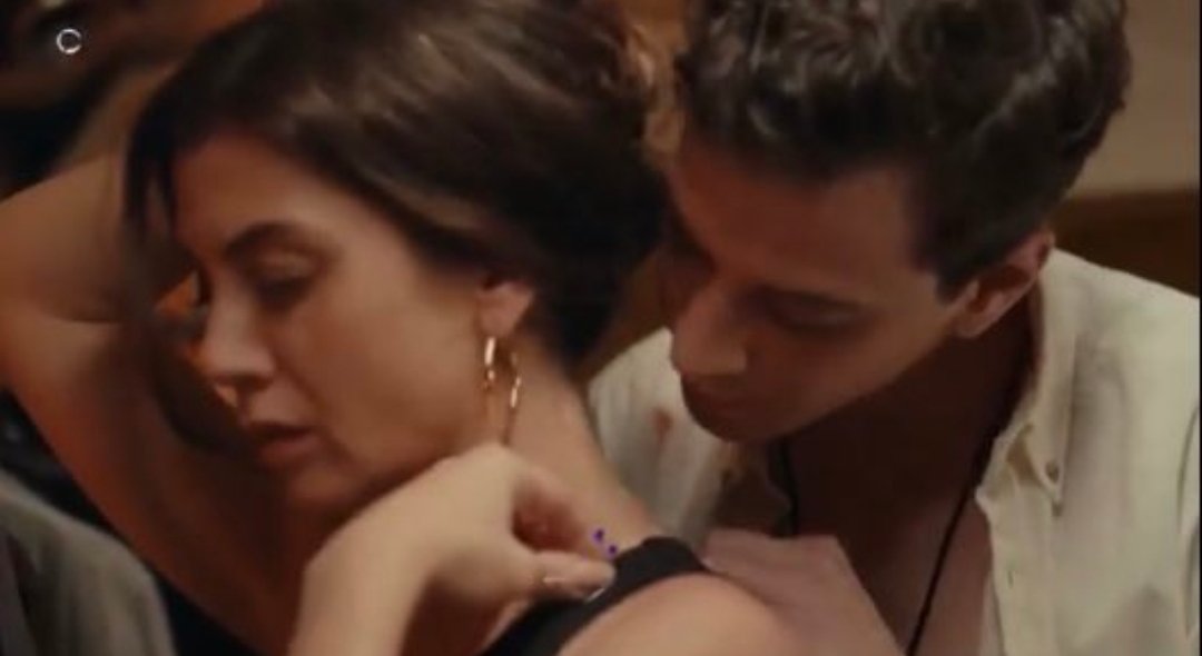 Ömer'in düğmeler açık olduğuna göre Gamze yüzükleri görmüştür. Ay çok merak ediyorum bu sahneyiii hemen pazartesi olsunnn❤️‍🔥❤️‍🔥❤️‍🔥❤️‍🔥

#Ömer #ÖmGam