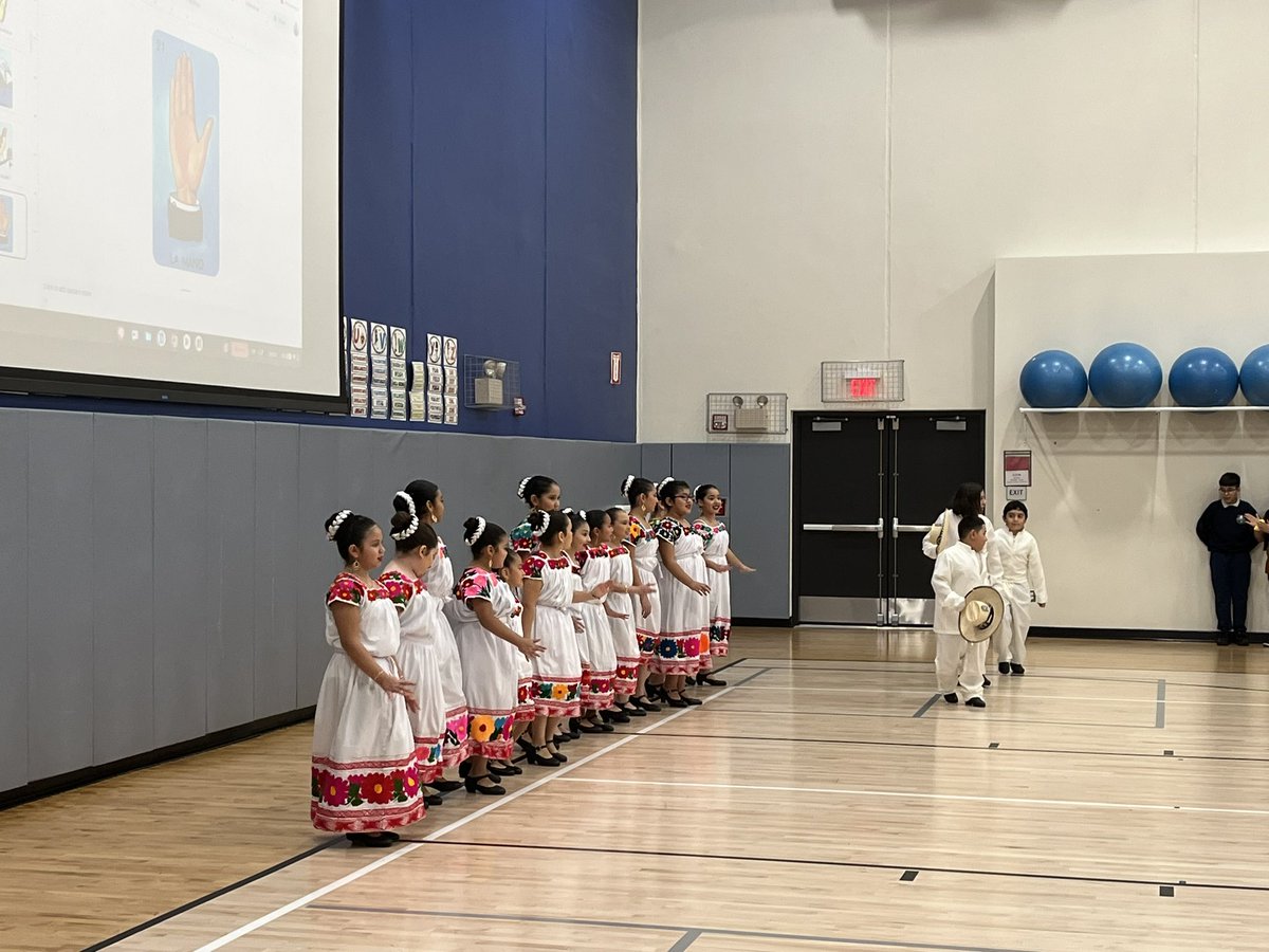 SueKleinmeyer's tweet image. Awesome Dia de los Muertos event at @D99Cicero Sherlock School this evening. #wemoveforwardtogether. #sherlocksharks