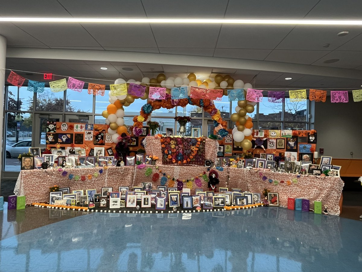 SueKleinmeyer's tweet image. Awesome Dia de los Muertos event at @D99Cicero Sherlock School this evening. #wemoveforwardtogether. #sherlocksharks