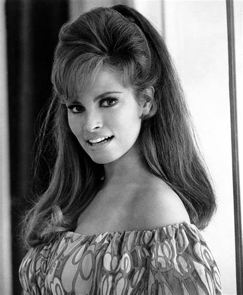 RAQUEL WELCH F9ZgjTWWQAAL9zy?format=jpg&name=small
