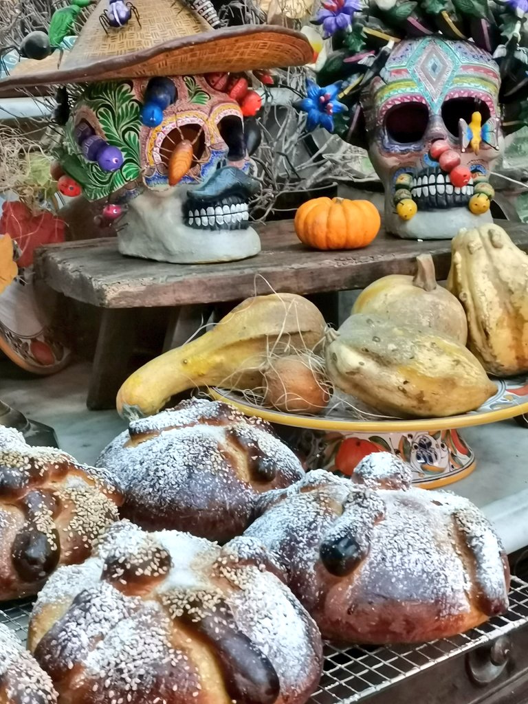 priesca1's tweet photo. En #Priesca abrazamos la tradición de #TodosSantos 2023 con las mejores Hojaldras #pandemuerto y #Punche de #maizazul de reciente cosecha 😋😋😋😋
9 poniente 102 A #centro #Puebla #México https://t.co/F5KHLC2cl8