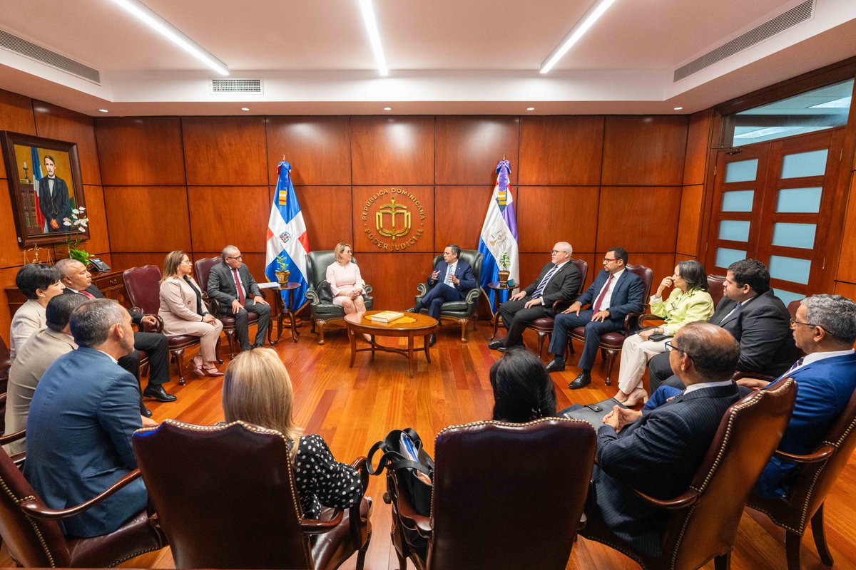 PNUDLAC's tweet photo. Desde @PNUDLAC acompañamos la visión estratégica del sector de justicia en República Dominicana, Honduras y Brazil. 

Comprometidos con la innovación y transformación digital para lograr un sistema de justicia + eficiente y accesible. #LaJusticiadelFuturo https://t.co/xOHAlLNJaY https://t.co/O8LTa0caj6