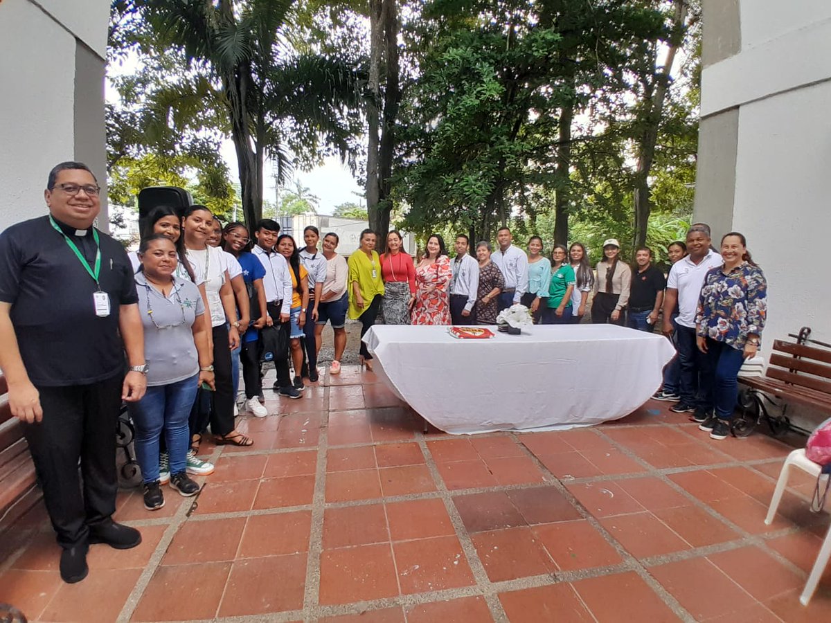SENAenBolivar's tweet photo. #WorldSkillsColombia || Los Centros Agroempresarial y Comercio, en cabeza de sus subdirectoras, entregaron bandera a los aprendices que representarán a @SENAenBolivar💚en la Competencia Nacional WorldSkills 2023, que se desarrollará en las regionales
@SenaNorte y @senahuila.📷🎉 https://t.co/8tEWVEcjYZ