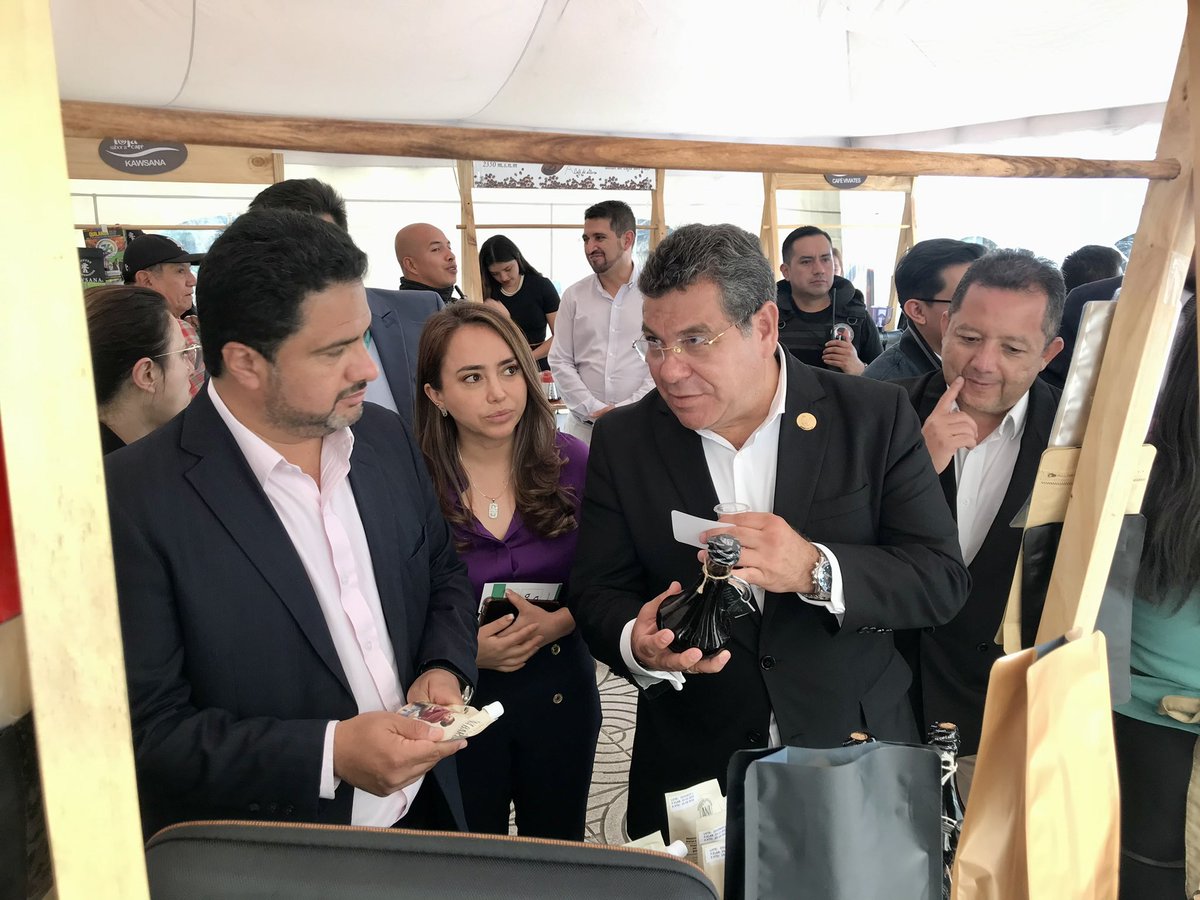 GoberLoja's tweet photo. 🍃☕️| Cómo parte de la agenda que cumple el ministro de @AgriculturaEc, @EizaguirreEc, junto al gobernador @EduardoPunin, realiza un recorrido al museo del café y los stands de #LojaSaborACafé, ubicados en la plaza central de la ciudad. https://t.co/8fO3Ov3bn6