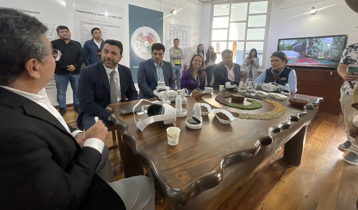GoberLoja's tweet photo. 🍃☕️| Cómo parte de la agenda que cumple el ministro de @AgriculturaEc, @EizaguirreEc, junto al gobernador @EduardoPunin, realiza un recorrido al museo del café y los stands de #LojaSaborACafé, ubicados en la plaza central de la ciudad. https://t.co/8fO3Ov3bn6