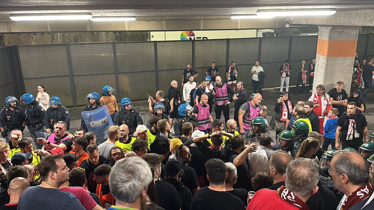 pagis05's tweet photo. @JaroslavTvrdik 110 min po utkání,nekteri omledavaji,nekolik kolabsů diky dehydrataci.neuveritelne chovani.kde je zakladni slusnost,lidskost. https://t.co/jasUEbrjaB