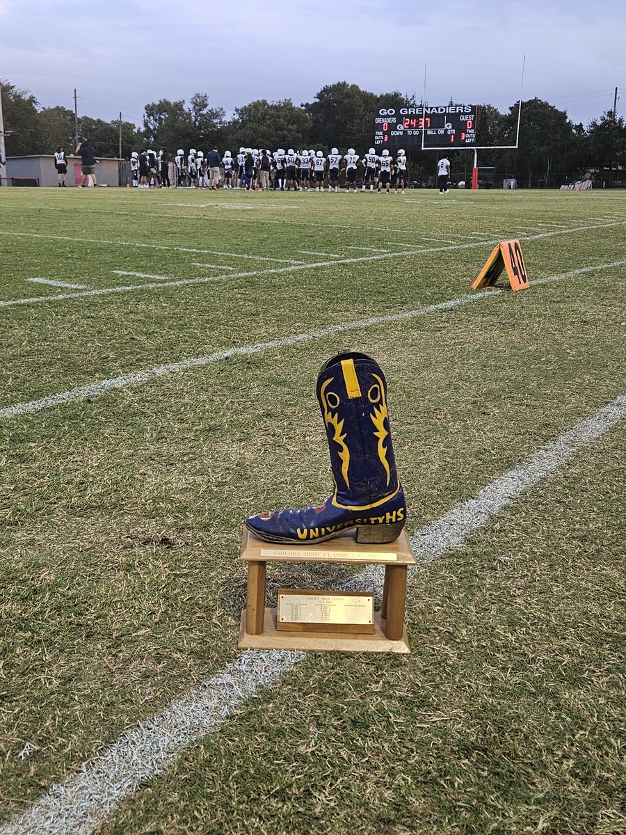 UHS_Athletics's tweet photo. It's Thursday Night Football as the Cougars will be taking on the Colonial Grenadiers in the annual Boot Game. Kickoff scheduled for 7pm. Tickets $9 on https://t.co/xidHFOUa6o
#keeptheboot
#crushcolonial
#itsallabouttheU
@osvarsity
@FlaHSFootball https://t.co/WFzmGi2c46